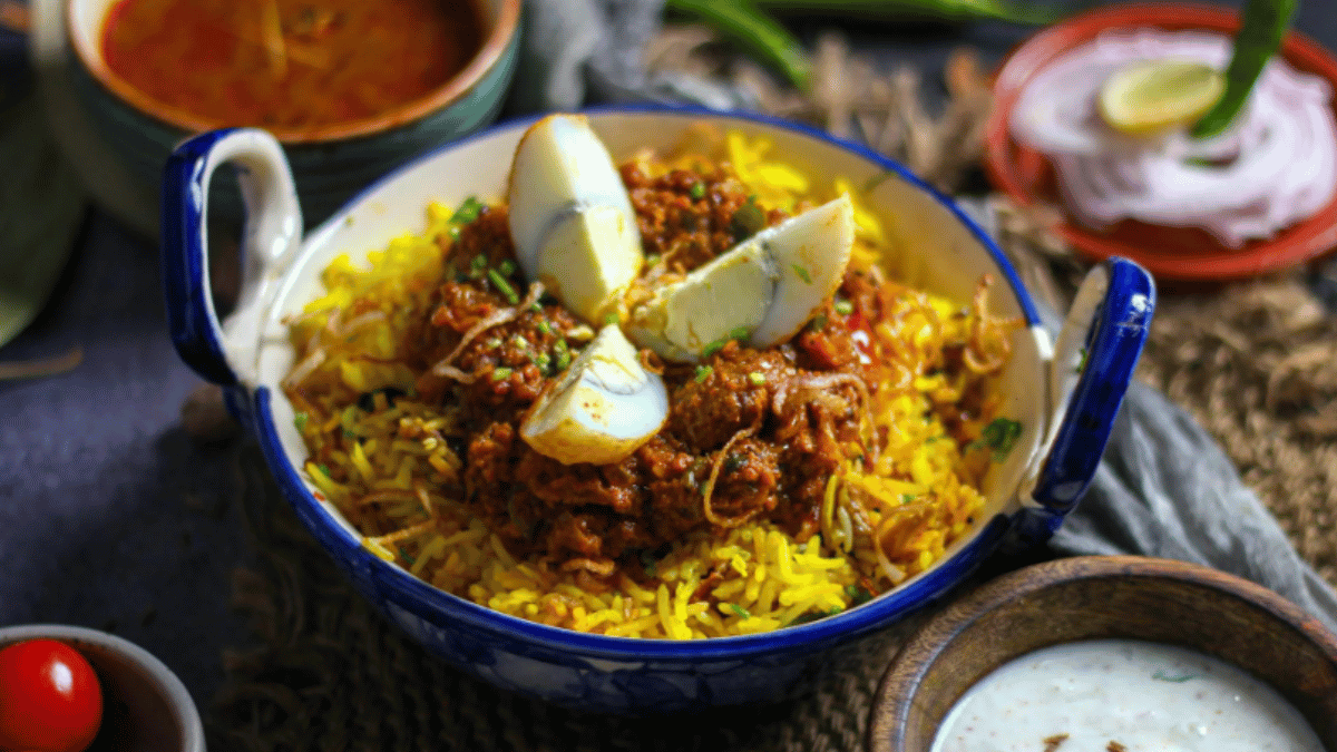 viral-video-angry-guests-throw-chairs-at-wedding-allegedly-over-missing-chicken-leg-piece-in-biryani